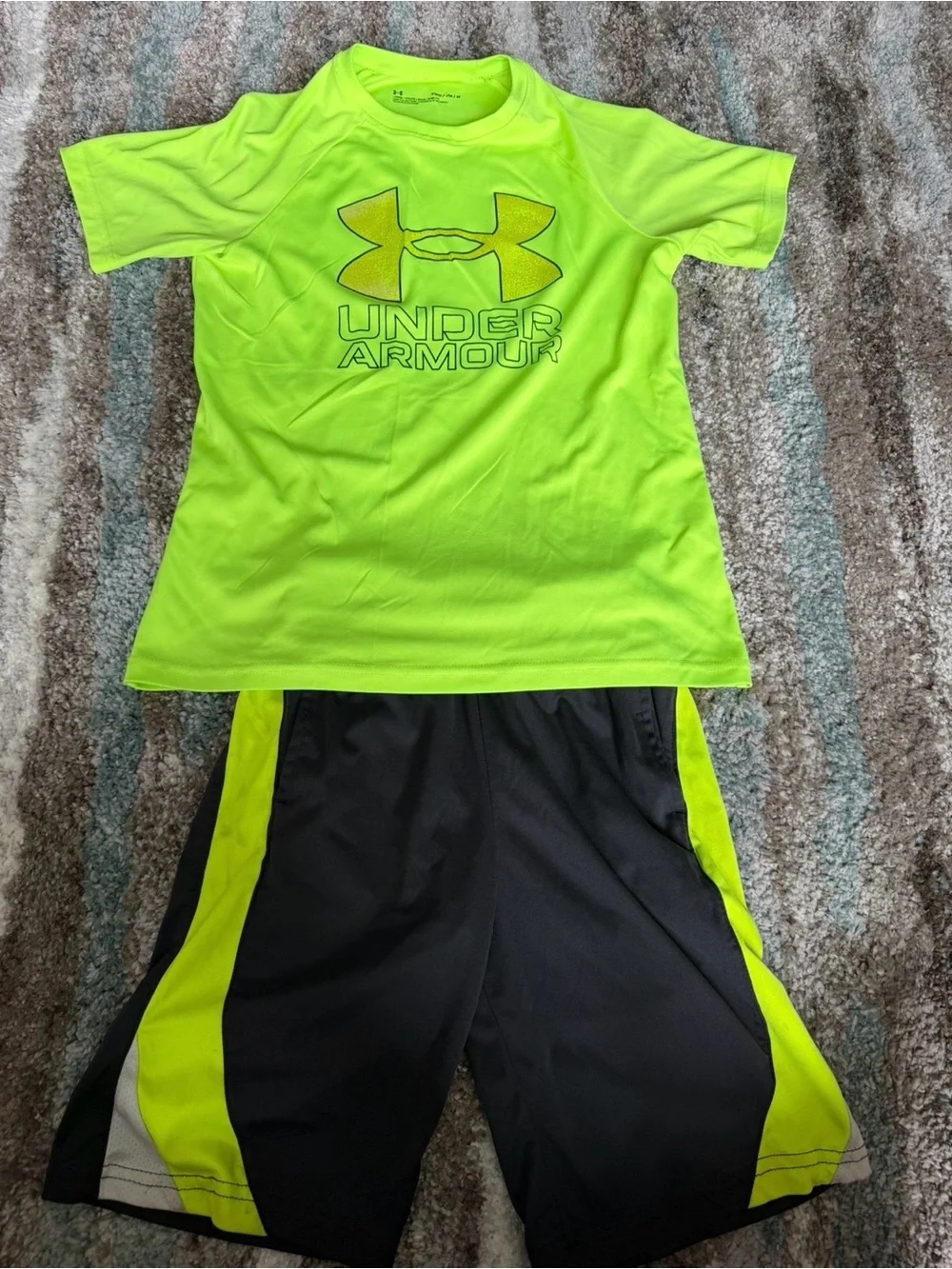 Under Armour Boys' Neon Logo Short Sleeve Tee size M gray shorts size L 7